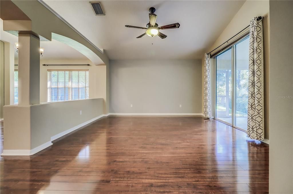 合同活跃: $2,450 (3 贝兹, 2 浴室, 1802 平方英尺)