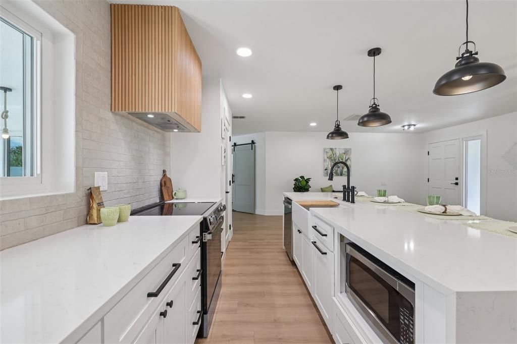Active With Contract: $599,900 (3 beds, 2 baths, 1526 Square Feet)