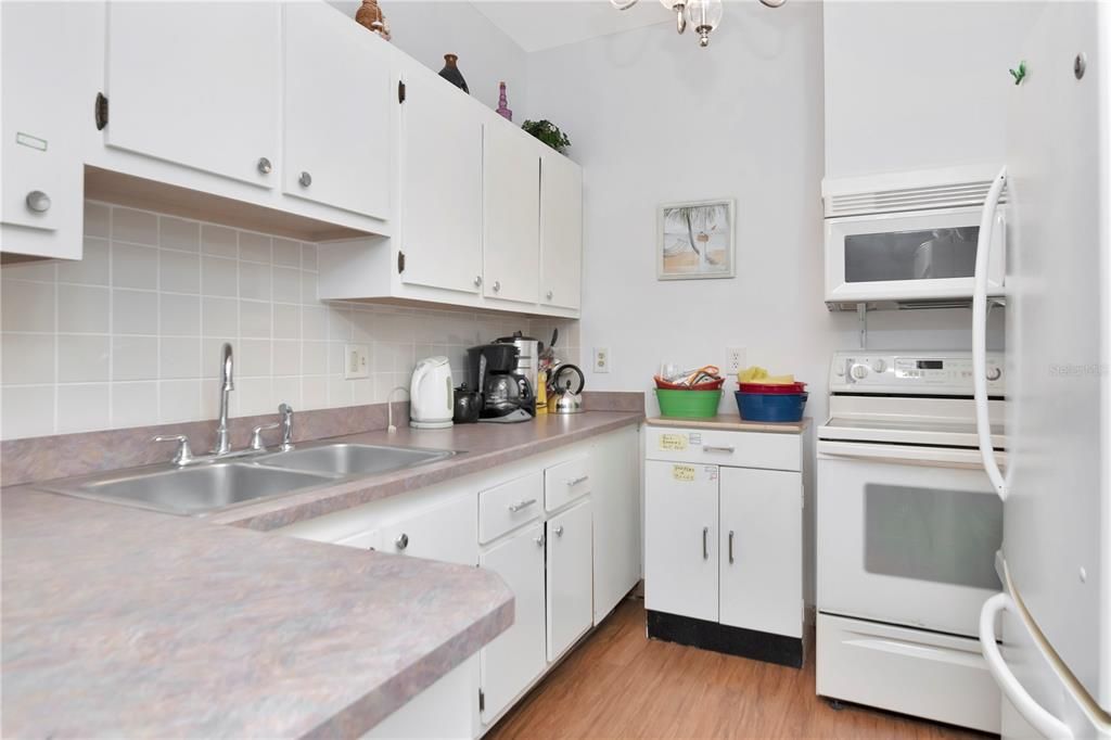 For Sale: $159,000 (2 beds, 2 baths, 945 Square Feet)