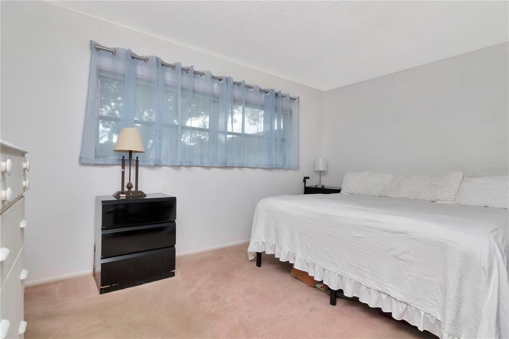 For Sale: $159,000 (2 beds, 2 baths, 945 Square Feet)