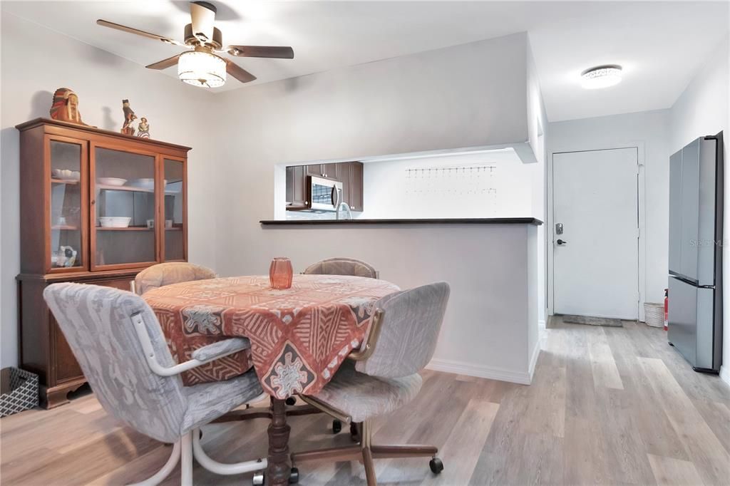 For Sale: $159,000 (2 beds, 2 baths, 945 Square Feet)