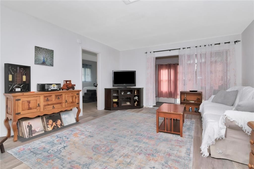 For Sale: $159,000 (2 beds, 2 baths, 945 Square Feet)