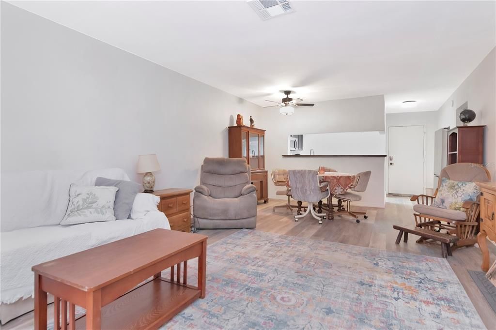 For Sale: $159,000 (2 beds, 2 baths, 945 Square Feet)