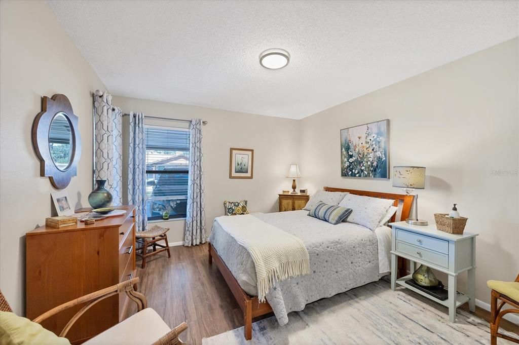 待售: $199,500 (2 贝兹, 1 浴室, 922 平方英尺)