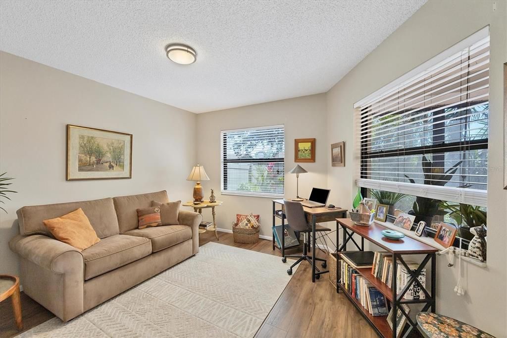 待售: $199,500 (2 贝兹, 1 浴室, 922 平方英尺)