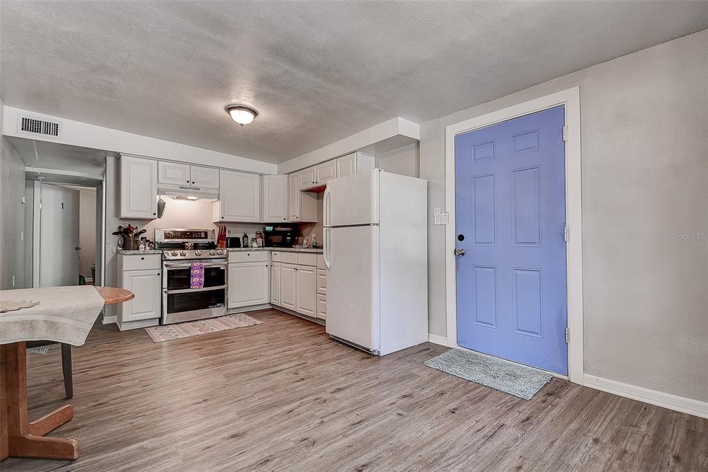 For Sale: $375,000 (6 beds, 0 baths, 1527 Square Feet)