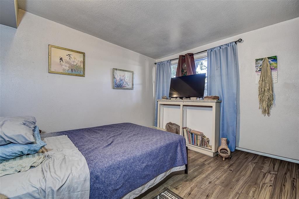 For Sale: $375,000 (6 beds, 0 baths, 1527 Square Feet)