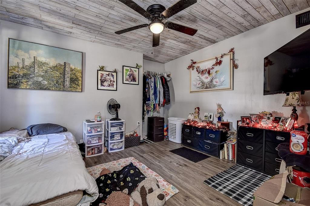 For Sale: $375,000 (6 beds, 0 baths, 1527 Square Feet)