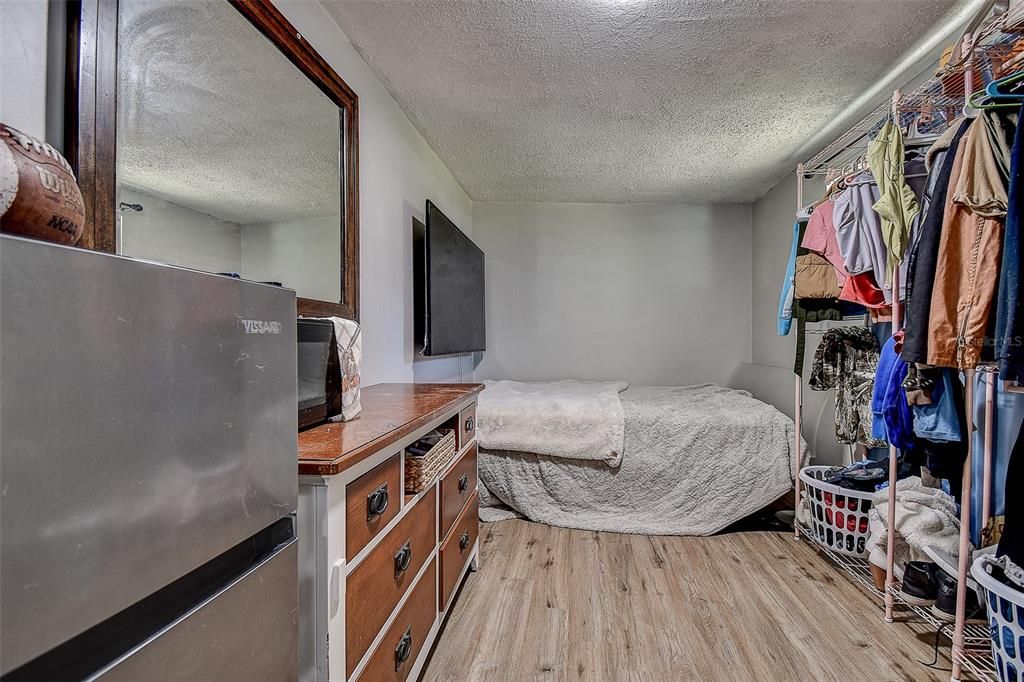 For Sale: $375,000 (6 beds, 0 baths, 1527 Square Feet)