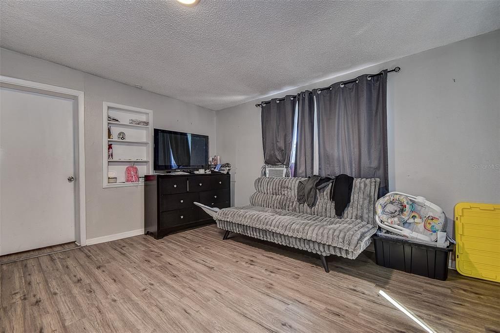 For Sale: $375,000 (6 beds, 0 baths, 1527 Square Feet)