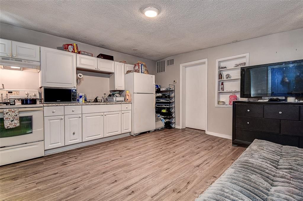 For Sale: $375,000 (6 beds, 0 baths, 1527 Square Feet)