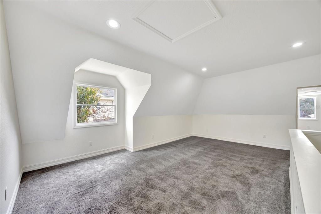 合同活跃: $2,499 (5 贝兹, 2 浴室, 2632 平方英尺)