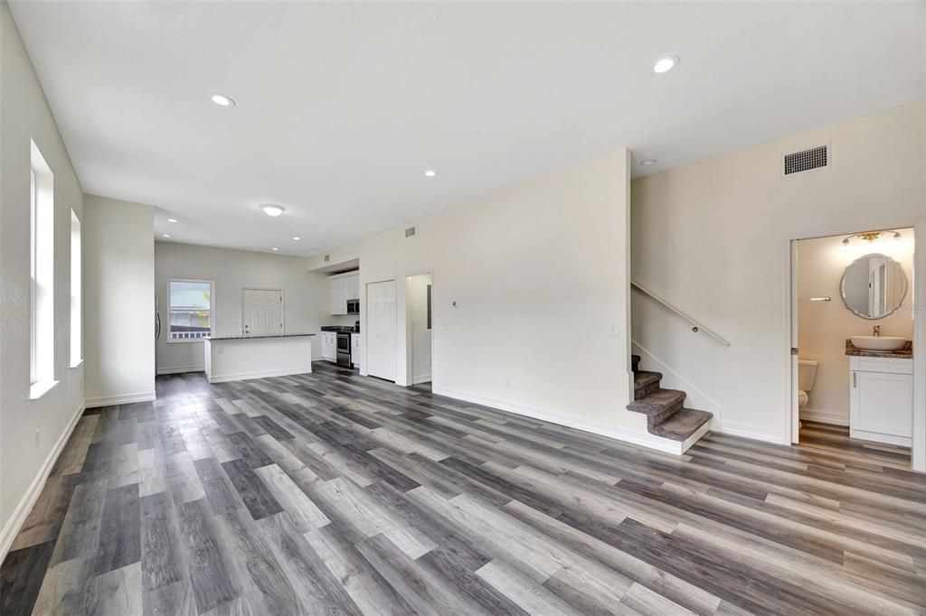 合同活跃: $2,499 (5 贝兹, 2 浴室, 2632 平方英尺)