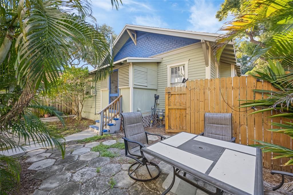 合同活跃: $1,200,000 (8 贝兹, 0 浴室, 4559 平方英尺)