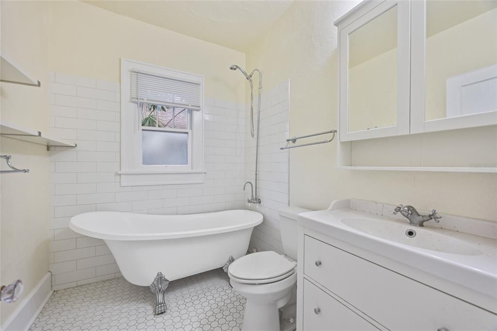 合同活跃: $1,200,000 (8 贝兹, 0 浴室, 4559 平方英尺)