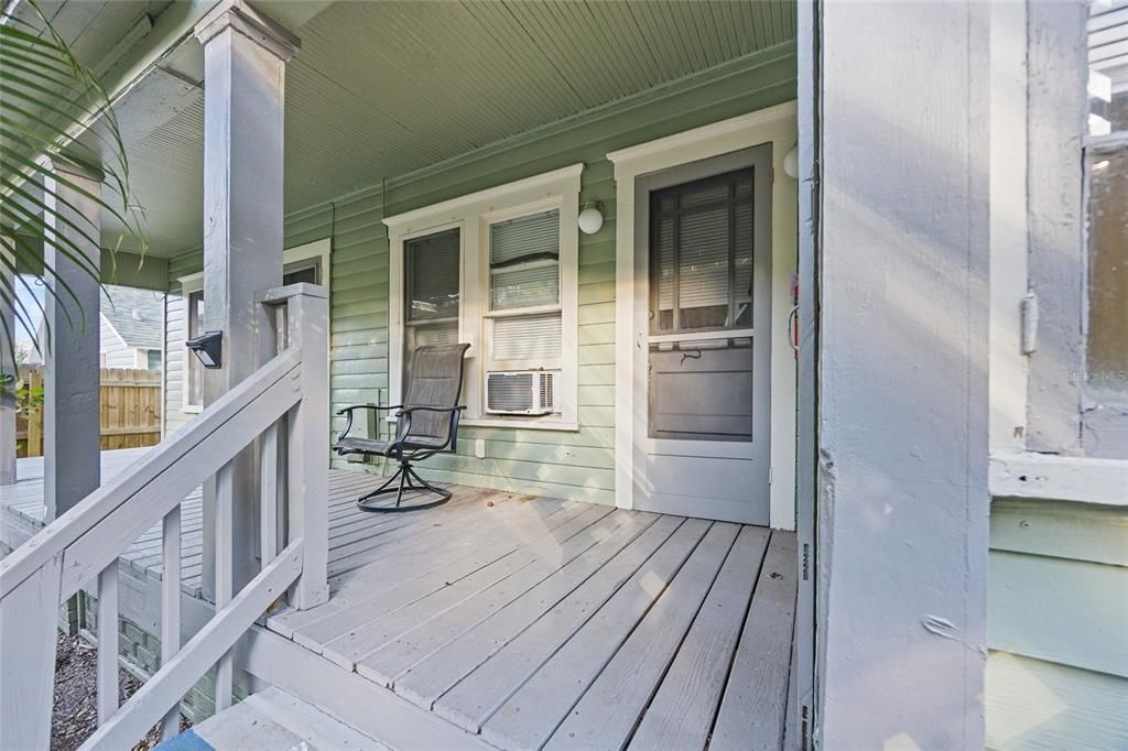 合同活跃: $1,200,000 (8 贝兹, 0 浴室, 4559 平方英尺)