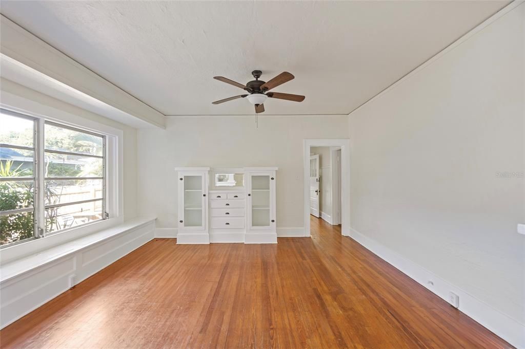 合同活跃: $1,200,000 (8 贝兹, 0 浴室, 4559 平方英尺)