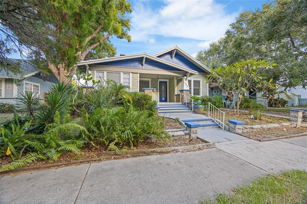 合同活跃: $1,200,000 (8 贝兹, 0 浴室, 4559 平方英尺)