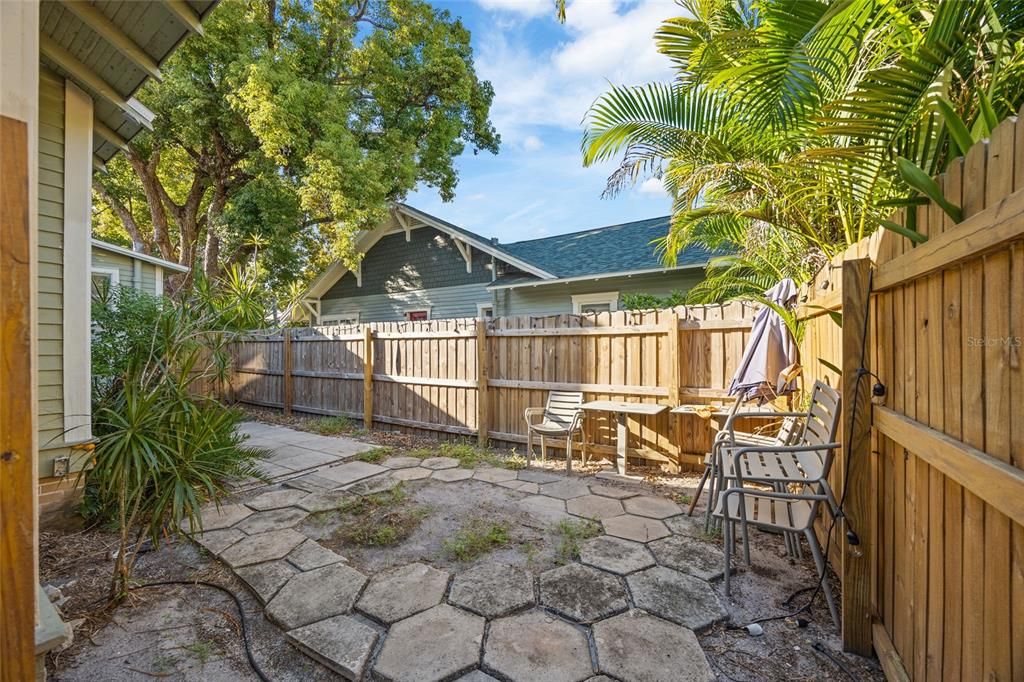 合同活跃: $1,200,000 (8 贝兹, 0 浴室, 4559 平方英尺)