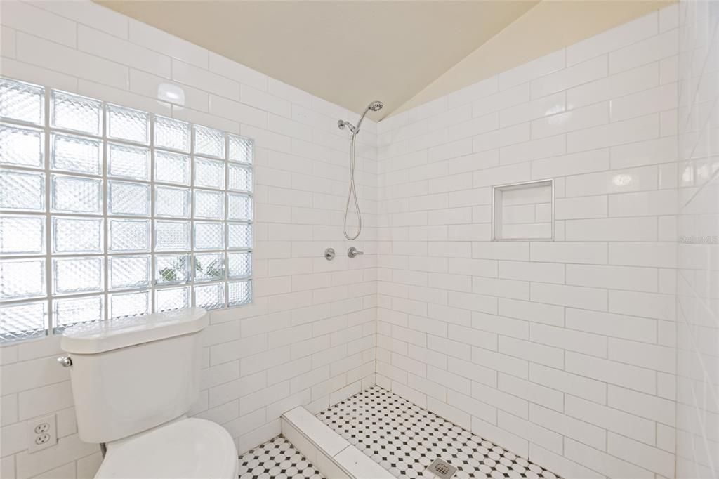 合同活跃: $1,200,000 (8 贝兹, 0 浴室, 4559 平方英尺)