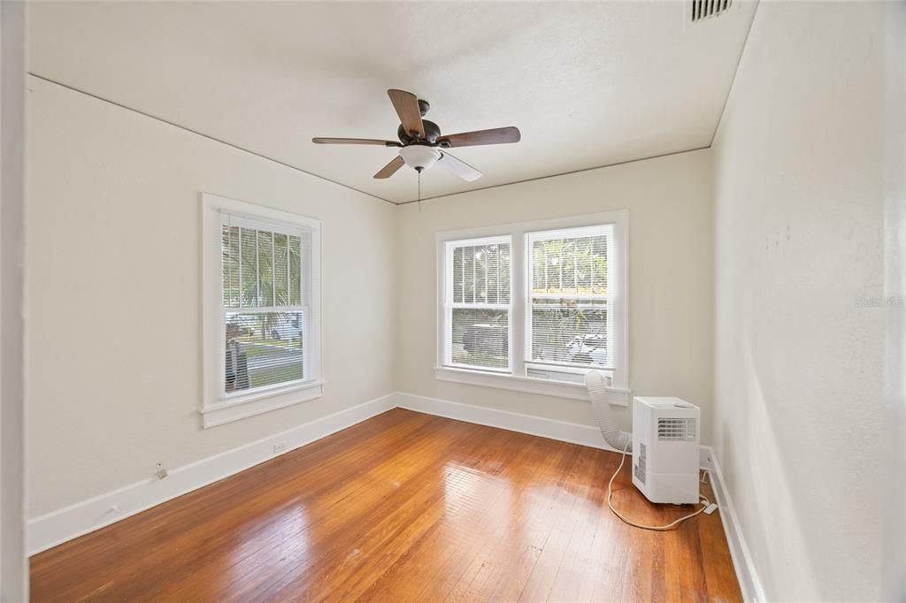 合同活跃: $1,200,000 (8 贝兹, 0 浴室, 4559 平方英尺)