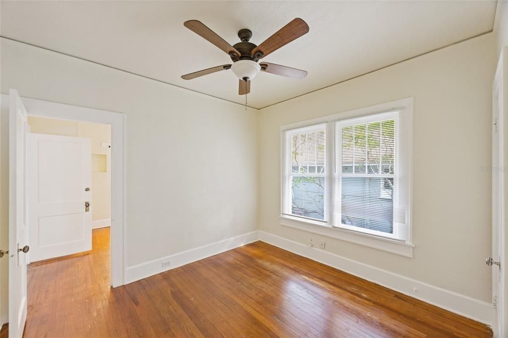 合同活跃: $1,200,000 (8 贝兹, 0 浴室, 4559 平方英尺)