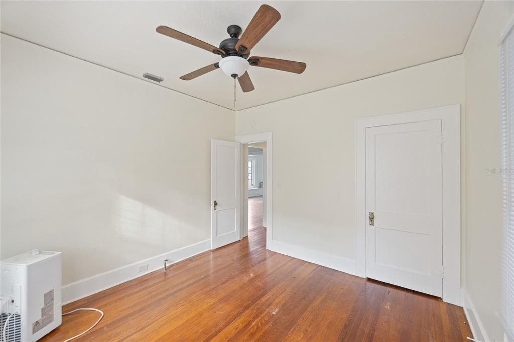 合同活跃: $1,200,000 (8 贝兹, 0 浴室, 4559 平方英尺)