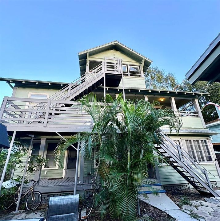 合同活跃: $1,200,000 (8 贝兹, 0 浴室, 4559 平方英尺)