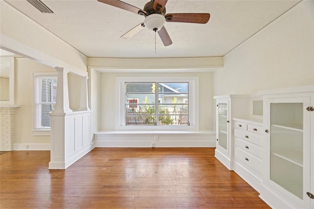 合同活跃: $1,200,000 (8 贝兹, 0 浴室, 4559 平方英尺)