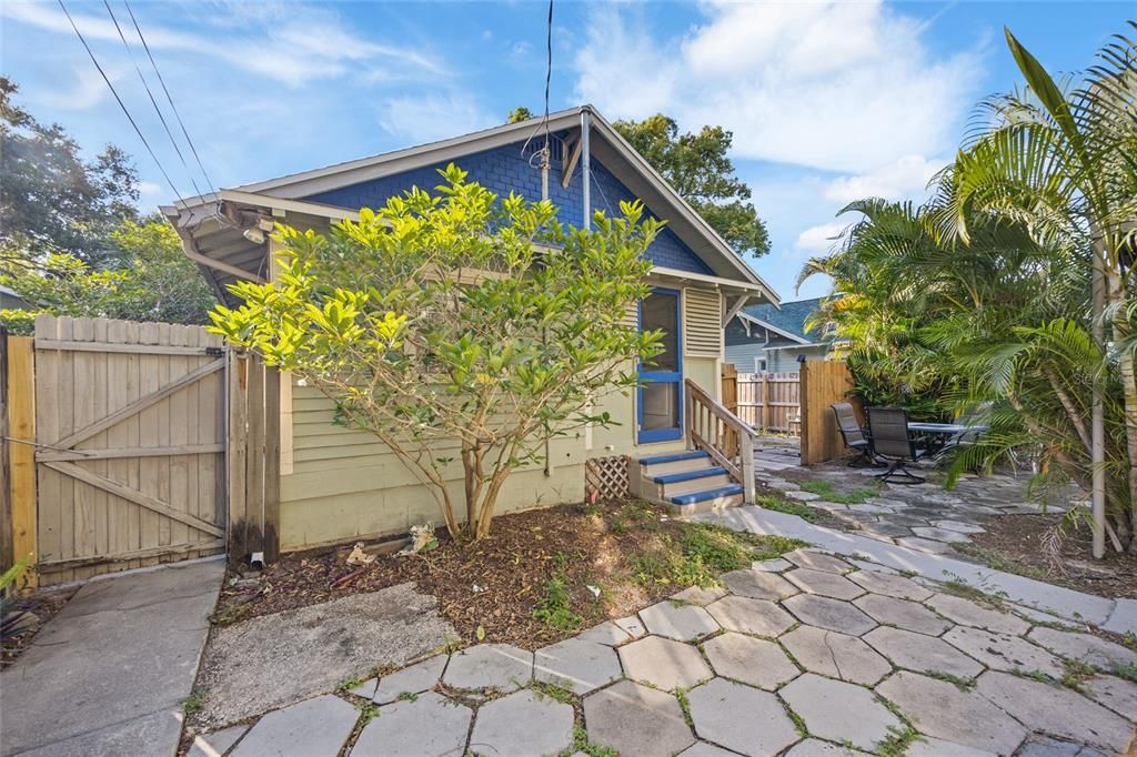 合同活跃: $1,200,000 (8 贝兹, 0 浴室, 4559 平方英尺)