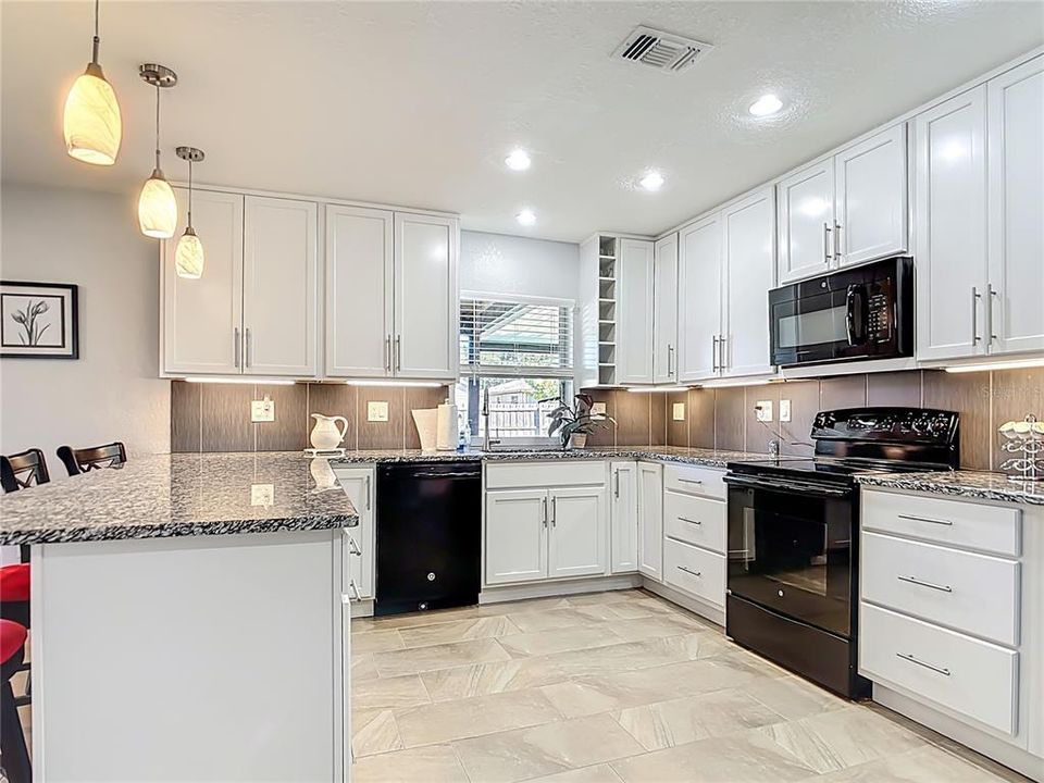 Active With Contract: $320,000 (3 beds, 2 baths, 1428 Square Feet)