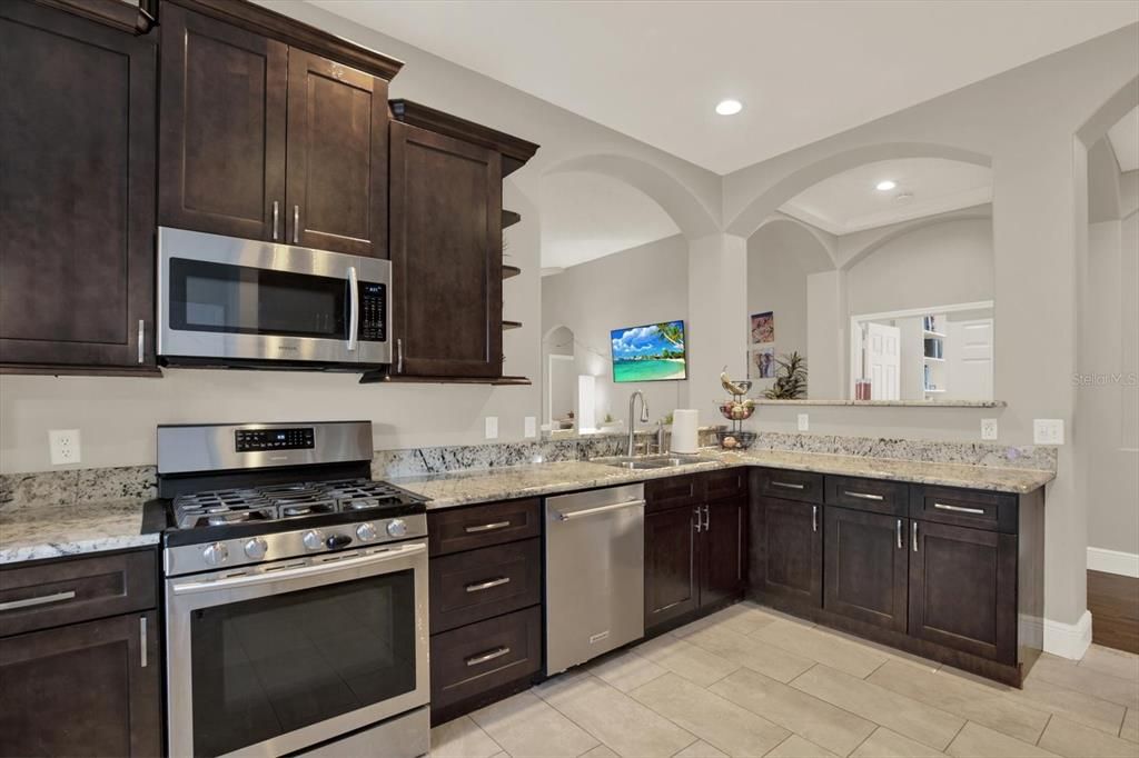 Activo con contrato: $487,000 (4 camas, 2 baños, 1970 Pies cuadrados)