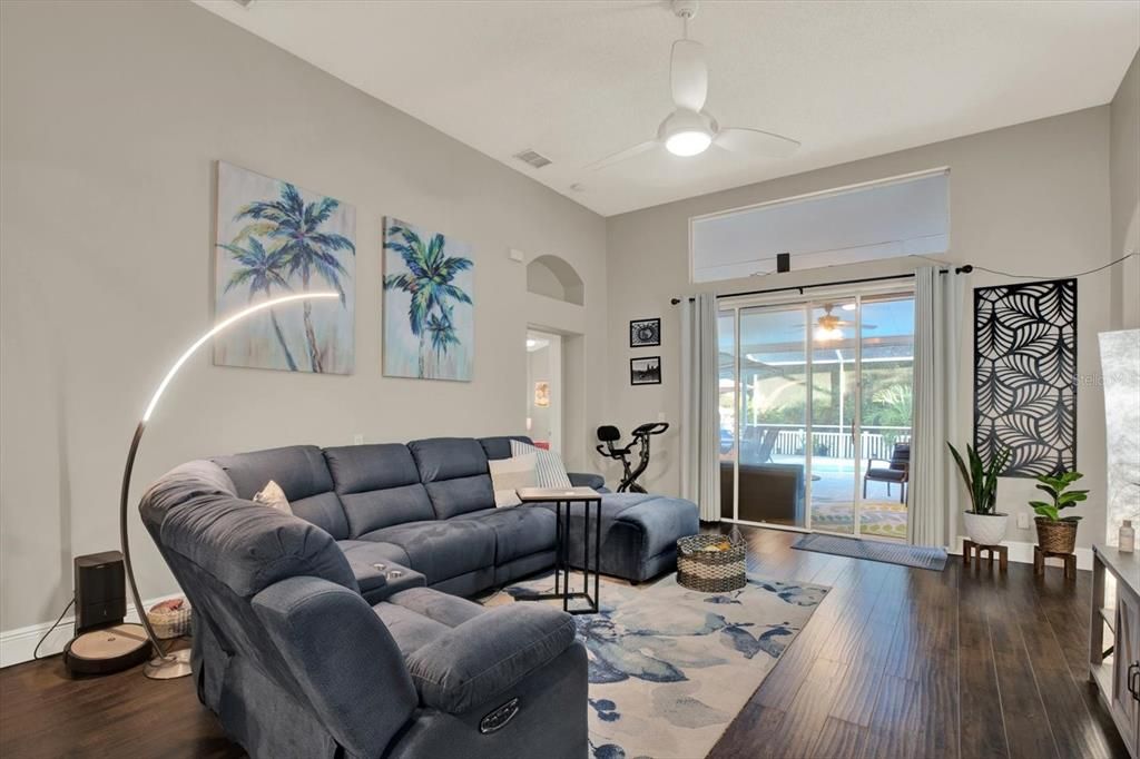 Activo con contrato: $487,000 (4 camas, 2 baños, 1970 Pies cuadrados)