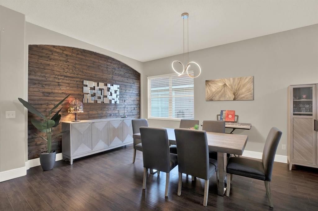 Activo con contrato: $487,000 (4 camas, 2 baños, 1970 Pies cuadrados)