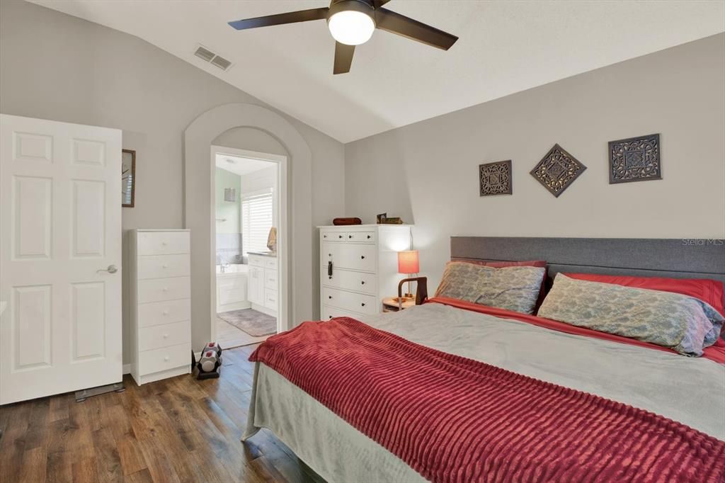 Activo con contrato: $487,000 (4 camas, 2 baños, 1970 Pies cuadrados)