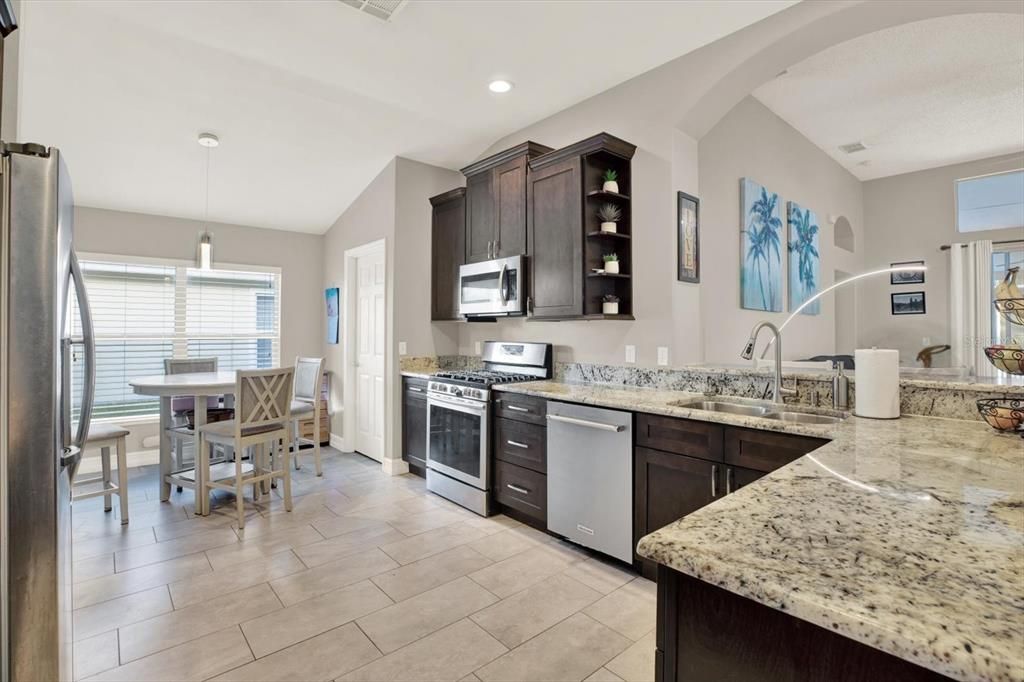 Activo con contrato: $487,000 (4 camas, 2 baños, 1970 Pies cuadrados)