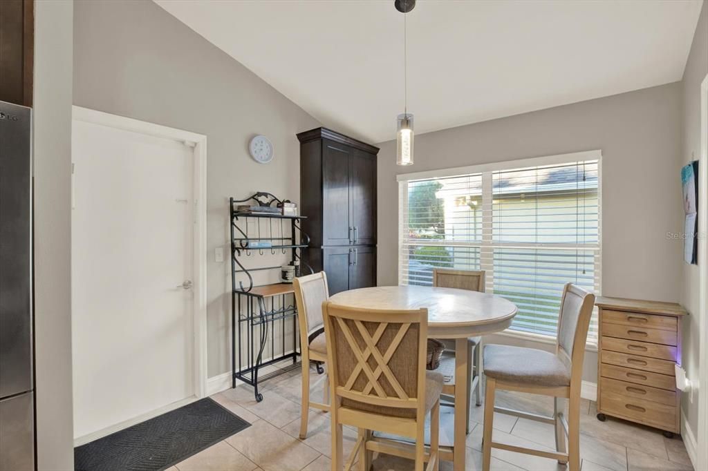 Activo con contrato: $487,000 (4 camas, 2 baños, 1970 Pies cuadrados)