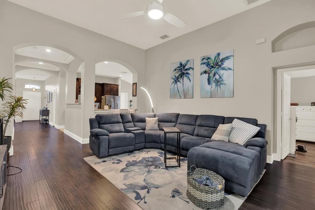 Activo con contrato: $487,000 (4 camas, 2 baños, 1970 Pies cuadrados)