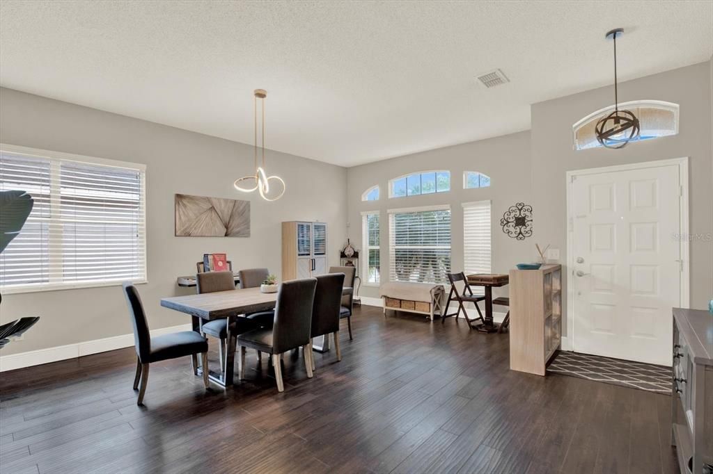 Activo con contrato: $487,000 (4 camas, 2 baños, 1970 Pies cuadrados)