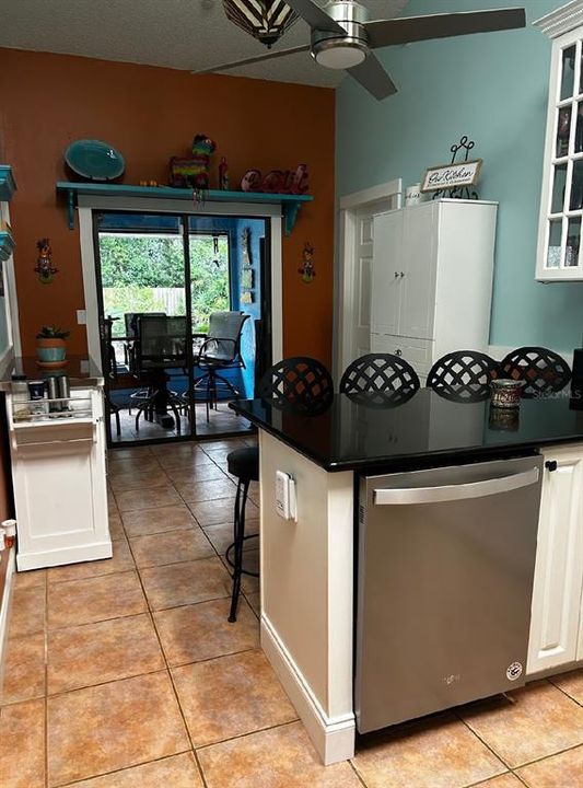 En Venta: $475,000 (4 camas, 2 baños, 1904 Pies cuadrados)