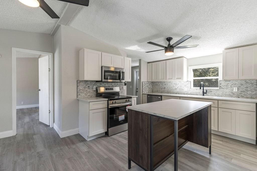 合同活跃: $225,000 (3 贝兹, 2 浴室, 1352 平方英尺)