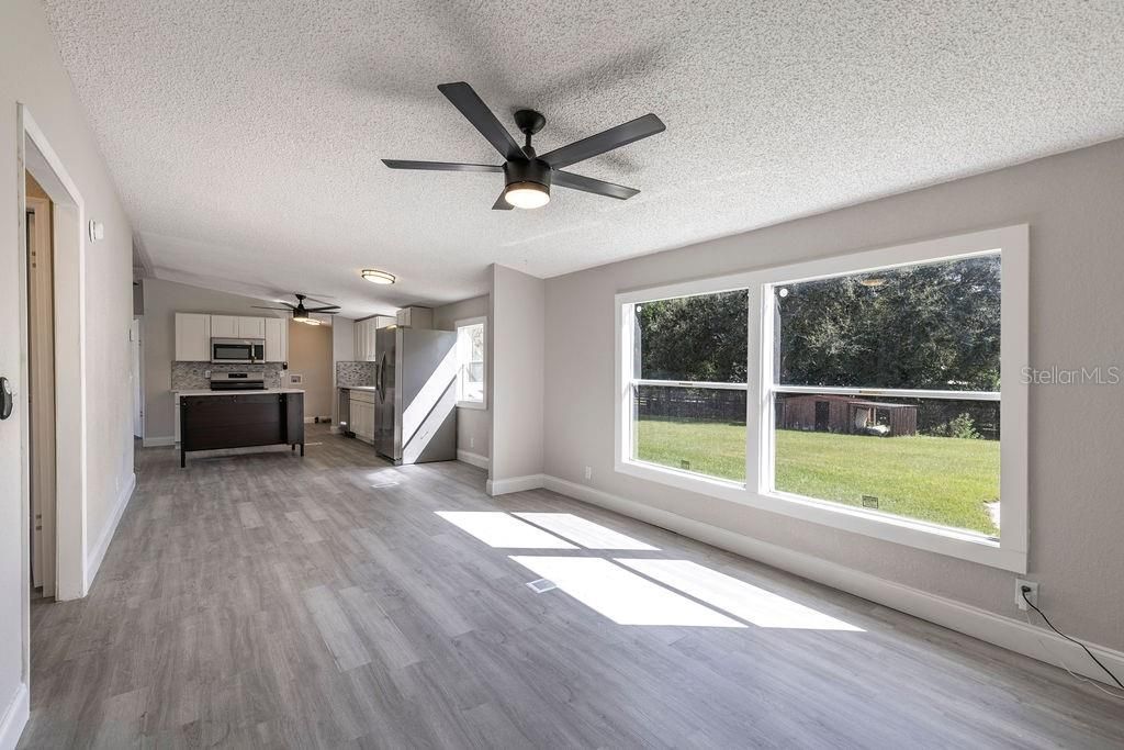 合同活跃: $225,000 (3 贝兹, 2 浴室, 1352 平方英尺)