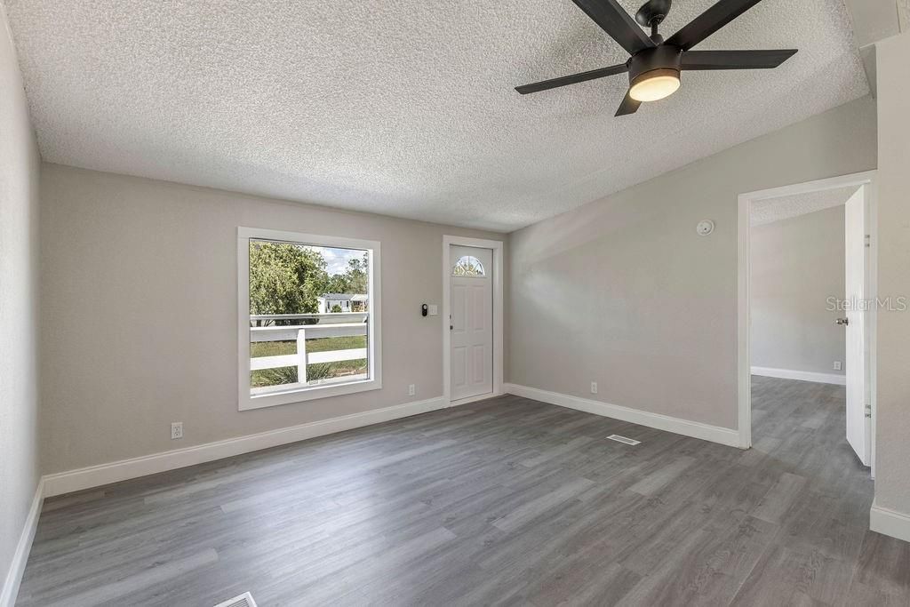 合同活跃: $225,000 (3 贝兹, 2 浴室, 1352 平方英尺)