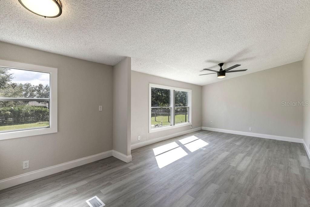 合同活跃: $225,000 (3 贝兹, 2 浴室, 1352 平方英尺)