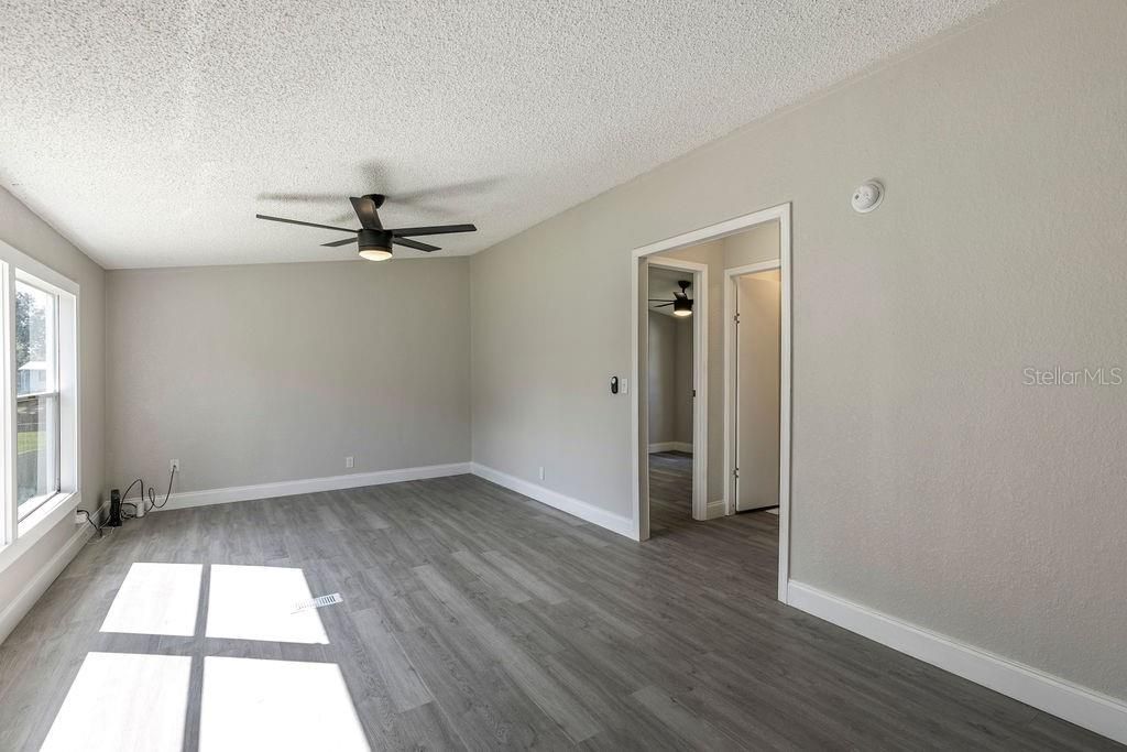 合同活跃: $225,000 (3 贝兹, 2 浴室, 1352 平方英尺)