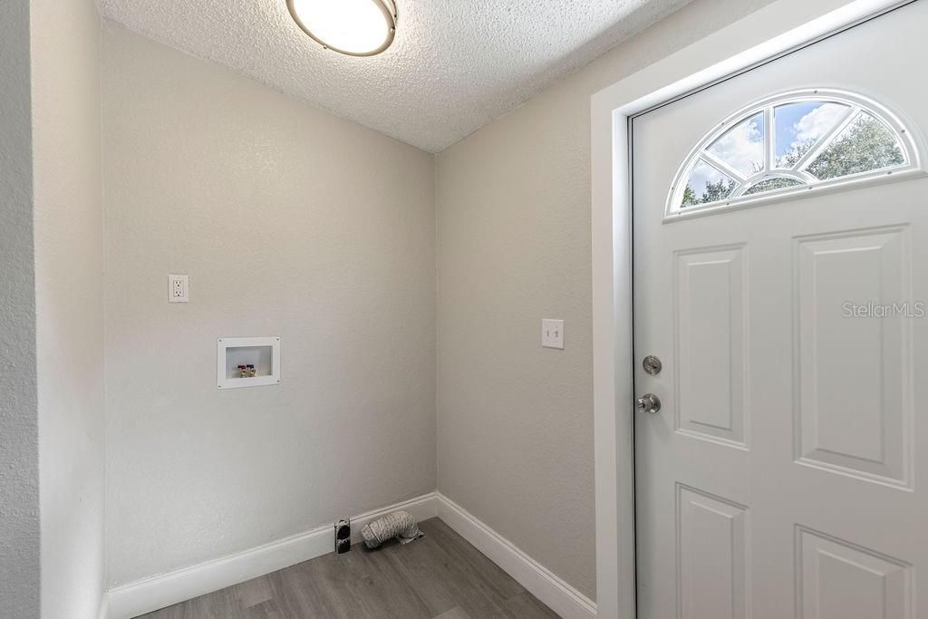 合同活跃: $225,000 (3 贝兹, 2 浴室, 1352 平方英尺)