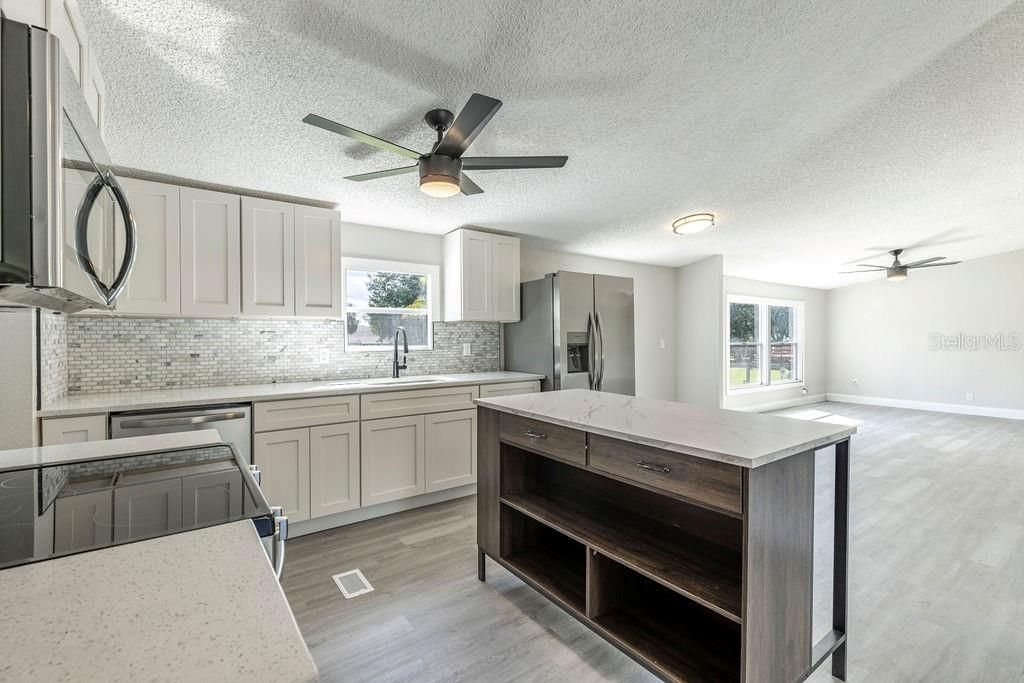 合同活跃: $225,000 (3 贝兹, 2 浴室, 1352 平方英尺)