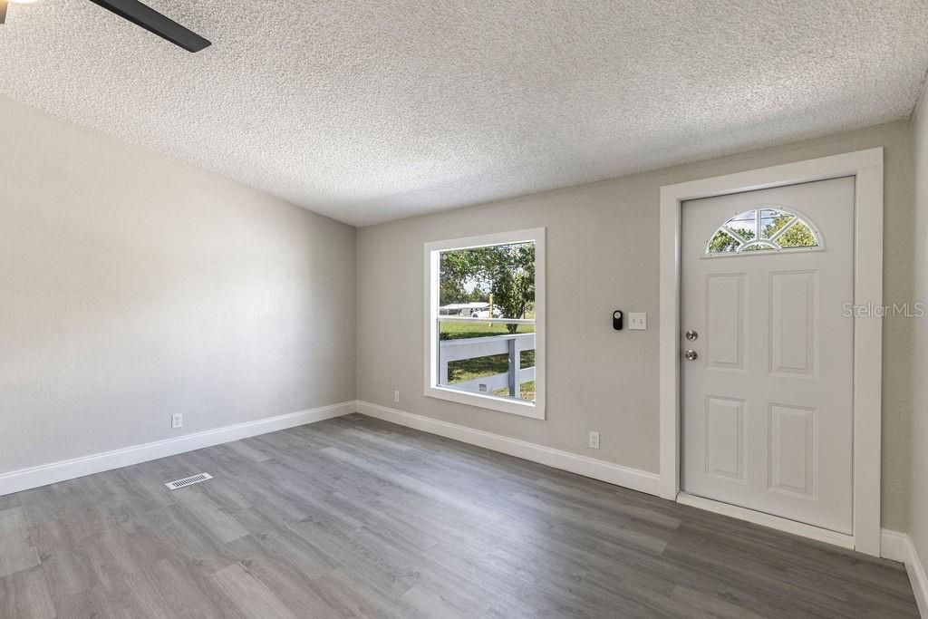 合同活跃: $225,000 (3 贝兹, 2 浴室, 1352 平方英尺)