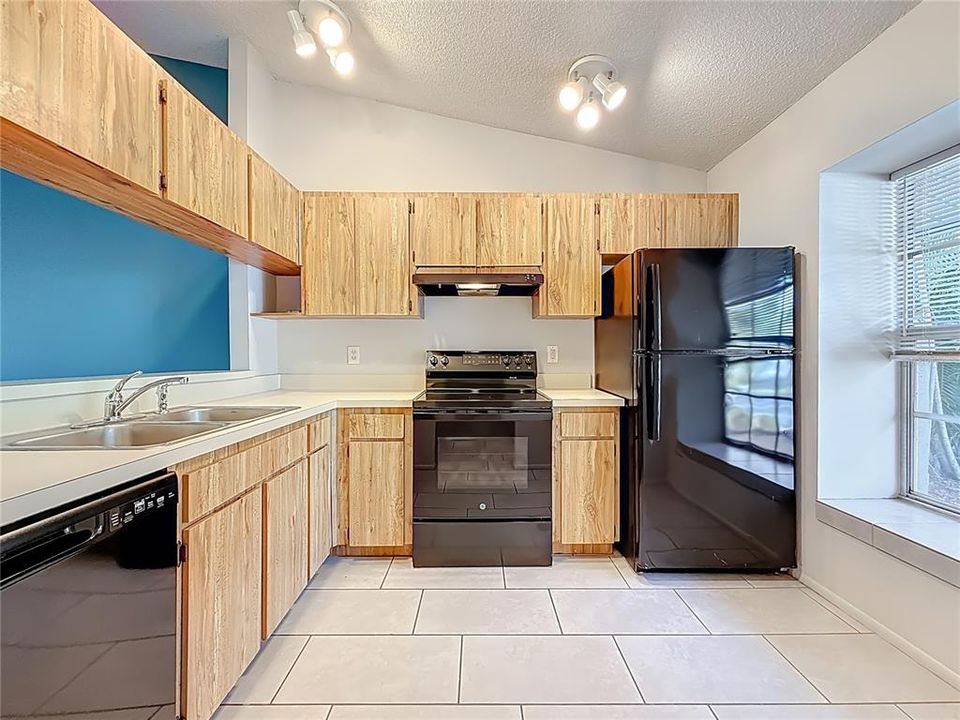 For Sale: $256,000 (2 beds, 2 baths, 1036 Square Feet)