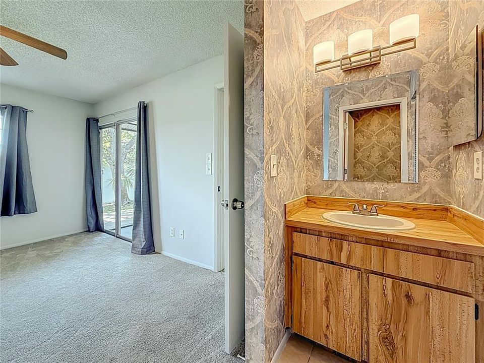 For Sale: $256,000 (2 beds, 2 baths, 1036 Square Feet)